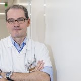 "Si on ne commence pas à planifier aujourd'hui, il sera trop tard pour rattraper le temps perdu", déclare le médecin George Coukos dans Le Matin Dimanche. KEYSTONE/CYRIL ZINGARO